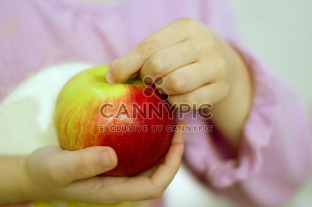 Apple in the hands - бесплатный image #185863