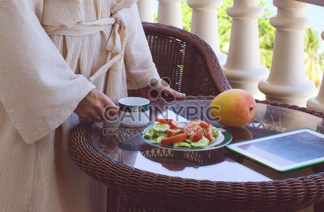 woman having breakfast - image #185883 gratis