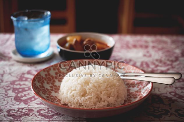 Rice in plate on table - image #186113 gratis