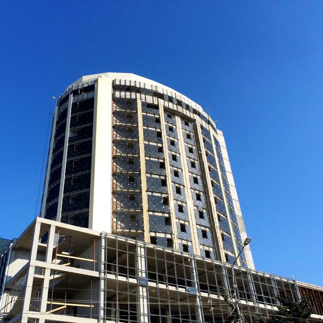 Construction of new building under blue sky - image #186223 gratis