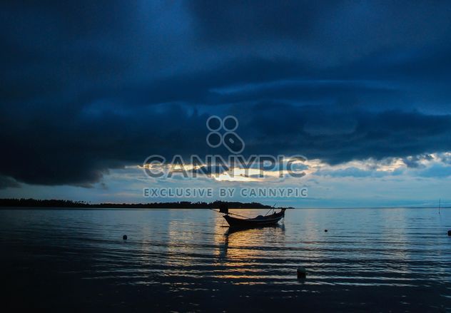 Boat overcast sea - image #186443 gratis
