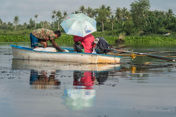 Fishermen in boat - image #186483 gratis