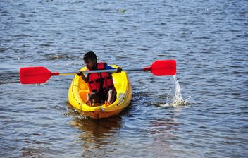 Boy in kayak on the river - image #186513 gratis