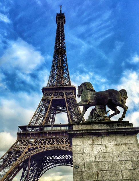 Eiffel Tower and Horse Sculpture - image gratuit #186833 
