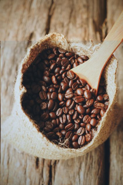 Coffee beans in canvas sack - image #187113 gratis