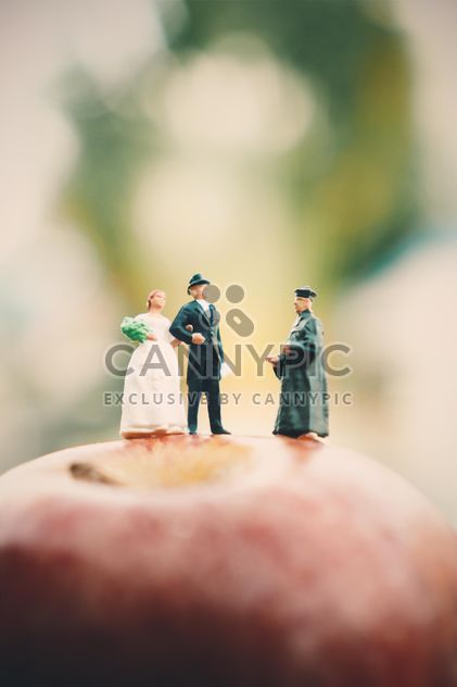 Miniature people on apple - бесплатный image #187123