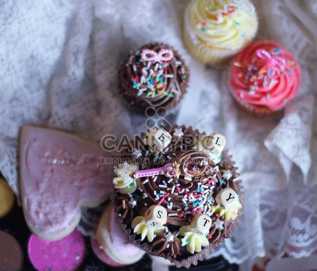 Wedding cupcake with decorations - бесплатный image #187193