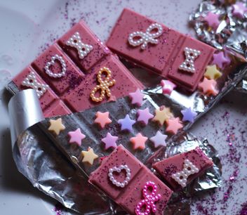 pink chocolate decorated with glitter - image #187373 gratis