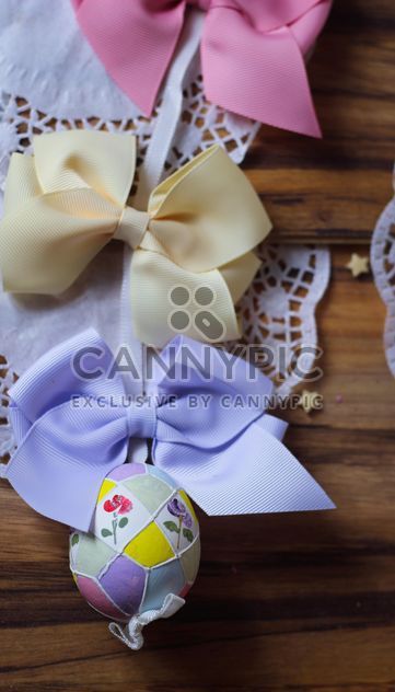 easteregg hanging on a stripe with ribbon - image gratuit #187503 