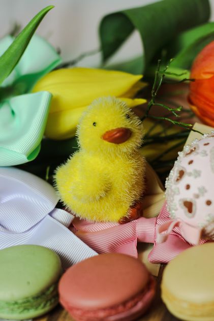 Decorative Easter chicken and macaroons - image #187553 gratis