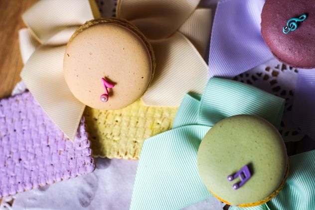 Colorful macaroons and cookies - Kostenloses image #187633