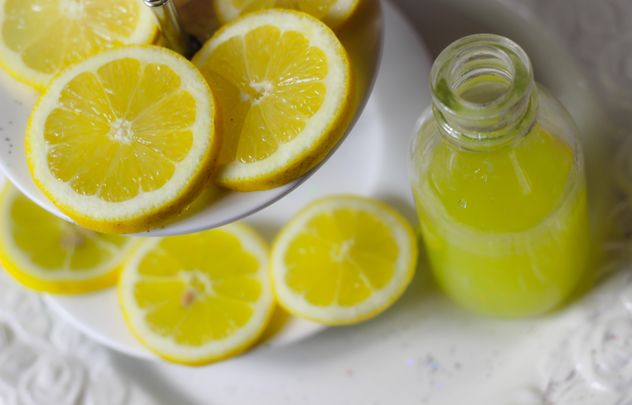 Sliced lemon and lemon juice - бесплатный image #187643