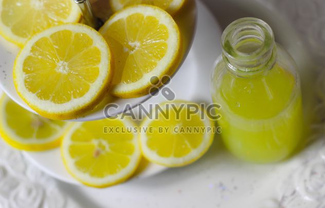 Sliced lemon and lemon juice - бесплатный image #187643
