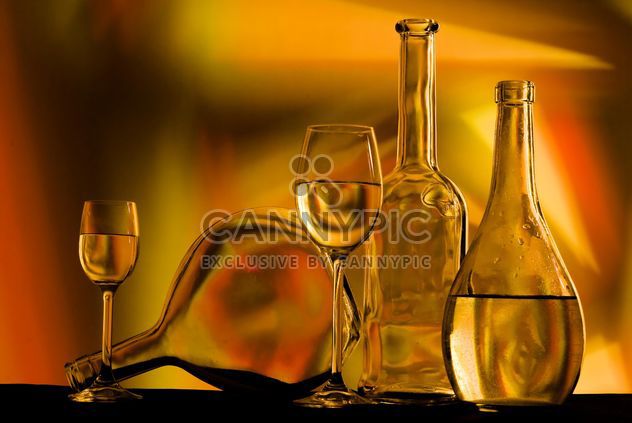 Goblets and bottles with liquid - бесплатный image #187743