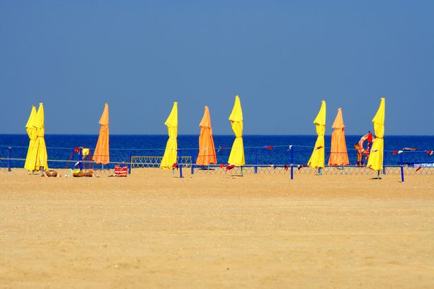 Beach umbrellas on seashore - image gratuit #187753 