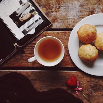 Cup of tea, baking and tablet computer - бесплатный image #198413