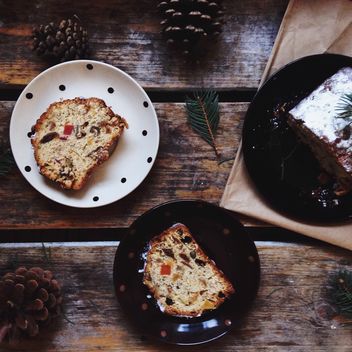 Christmas cake in plates - image gratuit #198453 