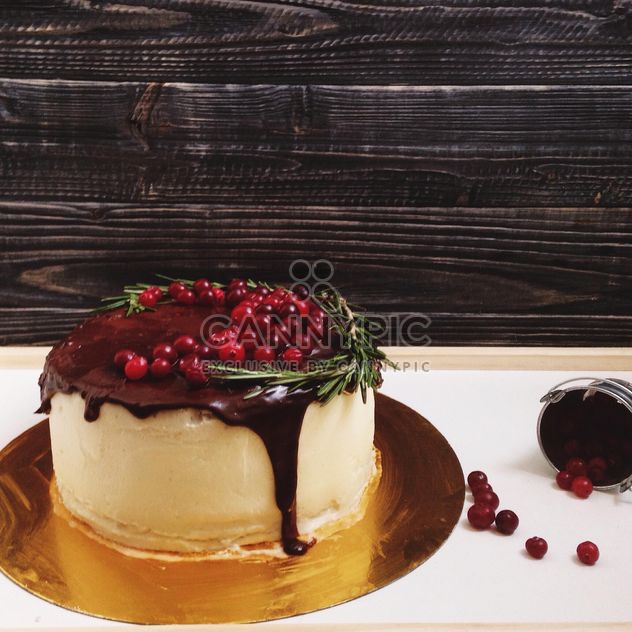 Cake with berries on plate - бесплатный image #198523