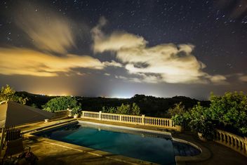 Night view of star sky over swimming pool during the vacation in Mallorca - image #198683 gratis
