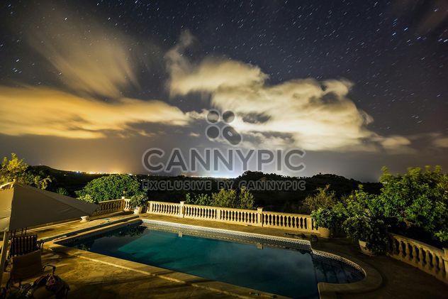 Night view of star sky over swimming pool during the vacation in Mallorca - image #198683 gratis