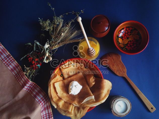 Pancakes with sour cream and honey - бесплатный image #198893
