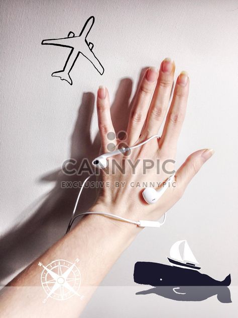 Human hand playing with earphones - image gratuit #198993 