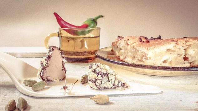 #mirta cup of tea, chocolate white , apple pie , glass plate and cup, red green pepper , sweets, , cardamom - бесплатный image #199053