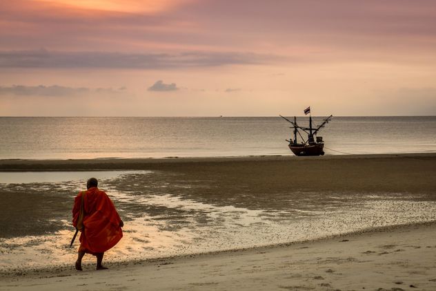 Monk walking on the beach - image gratuit #200183 