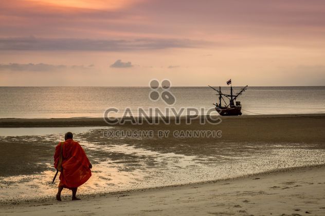 Monk walking on the beach - image #200183 gratis