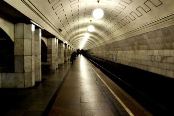 Passengers on platform at metro station - бесплатный image #200693