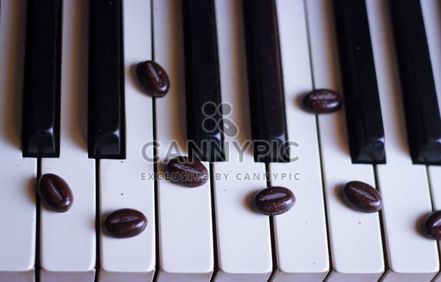 Coffee beans on piano - image gratuit #200933 