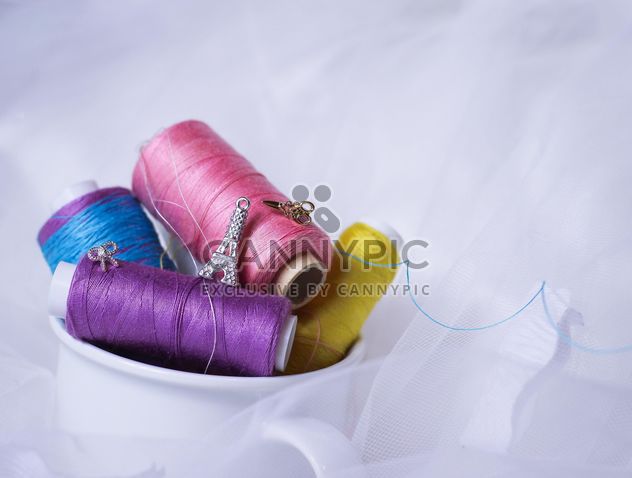 colorful sewing thread - image gratuit #200993 
