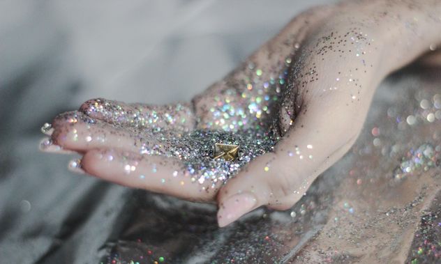 hands holding glitter decor - image gratuit #201043 