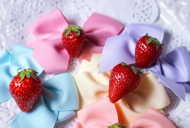 fresh strawberry with ribbons - image gratuit #201053 