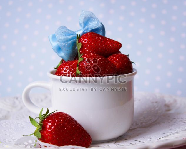 fresh strawberry in a dish - image gratuit #201073 