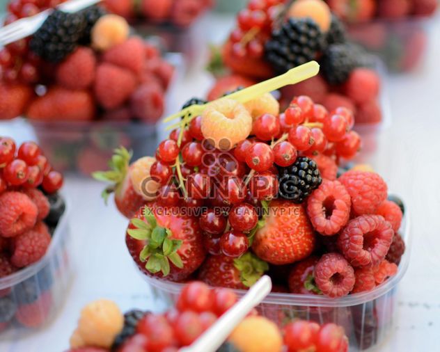 Close-up of berries in plastic box - image gratuit #201473 