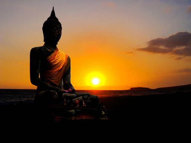 Buddha in sunset - image #237283 gratis