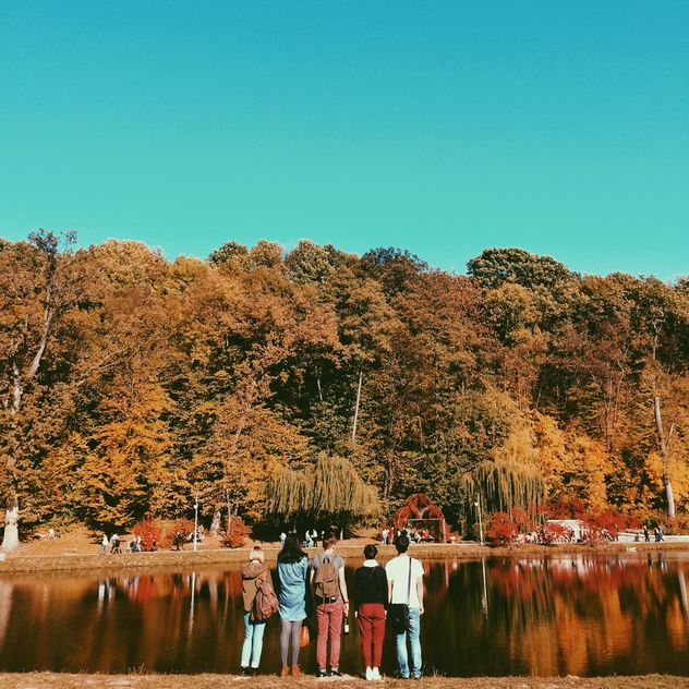 Group of people looking at the autumn landscape - image gratuit #271723 