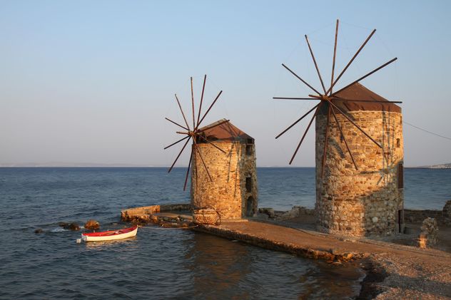 Windmills and Boat by the Aegean Sea - image gratuit #271773 