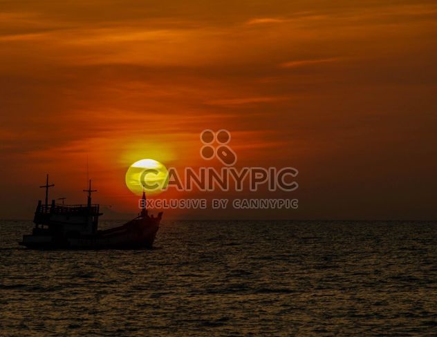 Silhouette of a ship - бесплатный image #271853