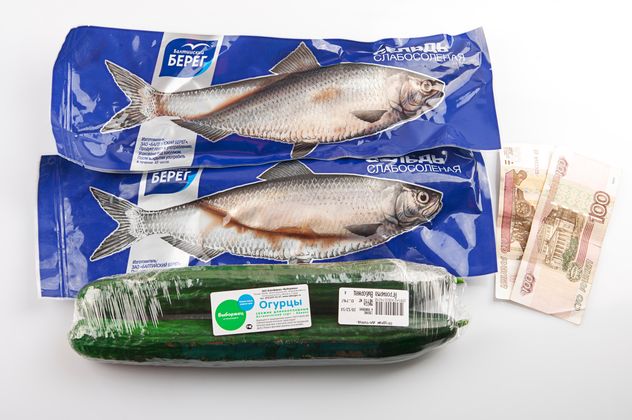Fish, cucumbers, money on the table - image #272563 gratis