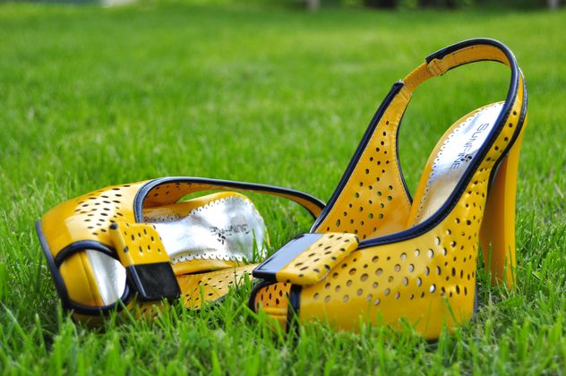 Yellow woman's shoes - image gratuit #273193 