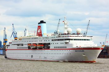 Cruise ship in Hamburg - image #273683 gratis