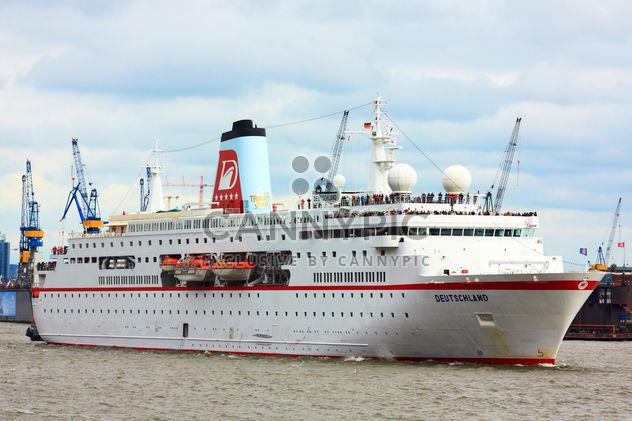 Cruise ship in Hamburg - image #273683 gratis