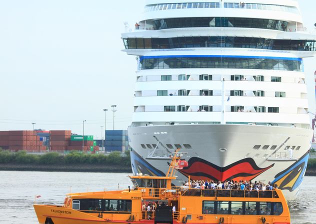Cruise ship Aida Stella Starts from Hamburg - image gratuit #273733 