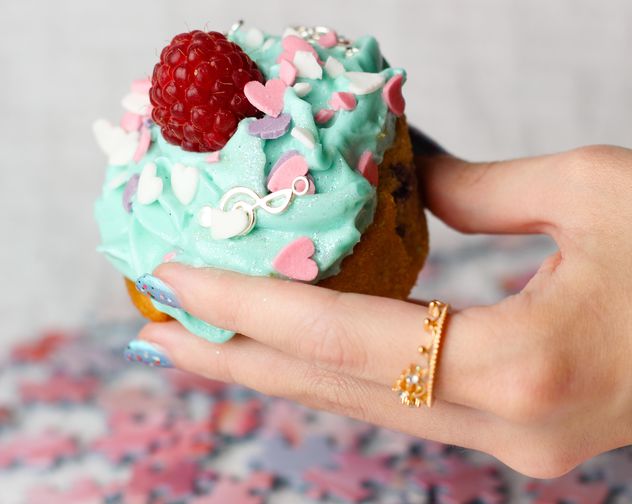 Cupcake in a hand - бесплатный image #273743
