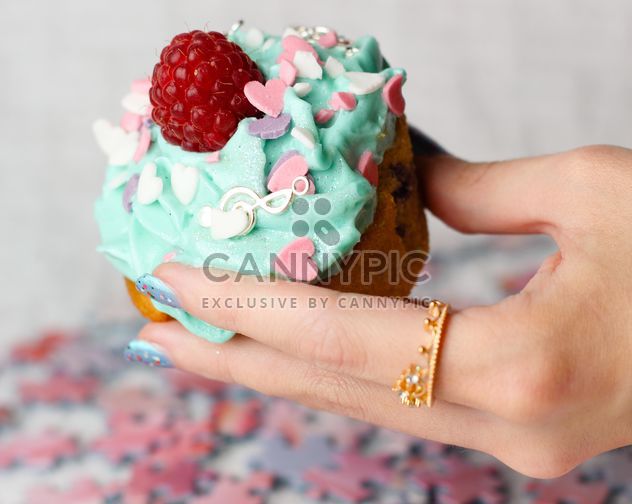 Cupcake in a hand - бесплатный image #273743