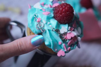 Cupcake in a hand - бесплатный image #273753