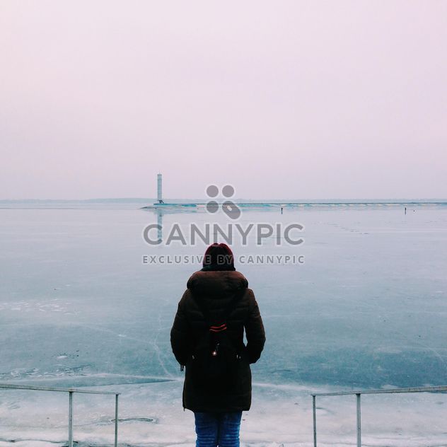 Back of a girl looking into the sea - бесплатный image #273873