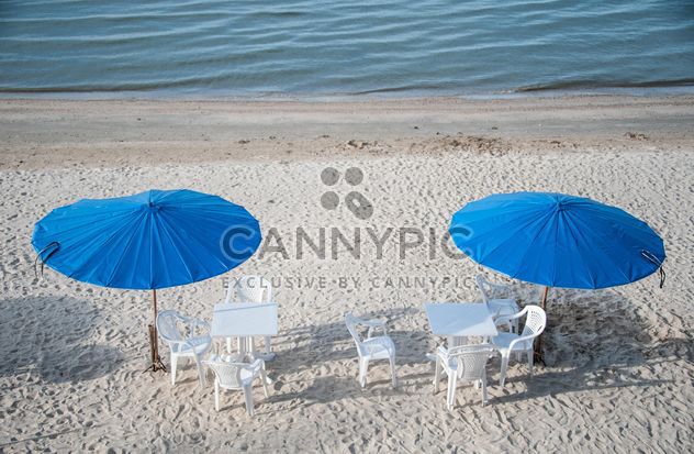 Tables and chairs on beach - image #275103 gratis